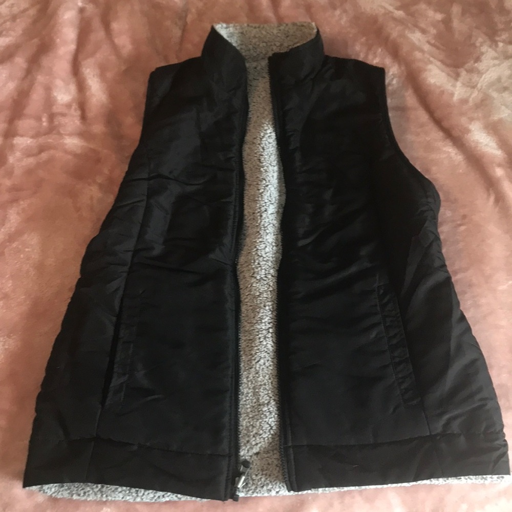 Reversible puffer vest